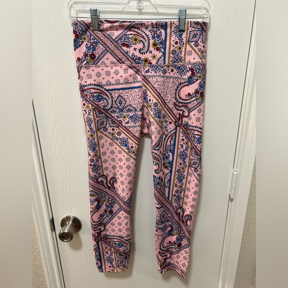 Fabletics Power Hold Pink Paisley Capri Leggings Size S/M Altheticwear Yoga